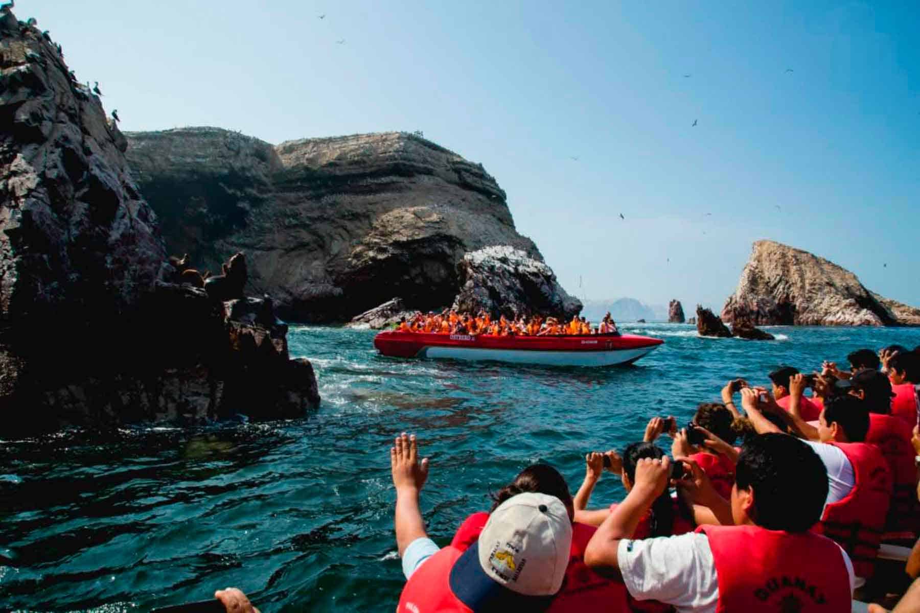 Vive la emoción de un paseo en velero por la bahía de Paracas en Ica